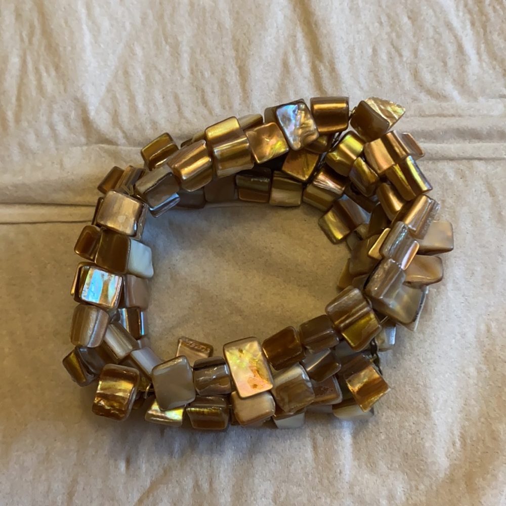 Bracelet elastic band. Hold with light pink tones
